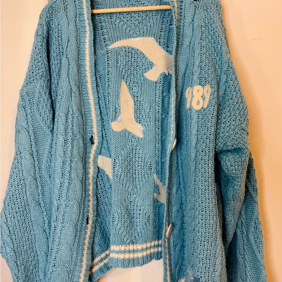 Taylor Swift Light Blue Cable Knit Cardigan - Picture 5 of 11